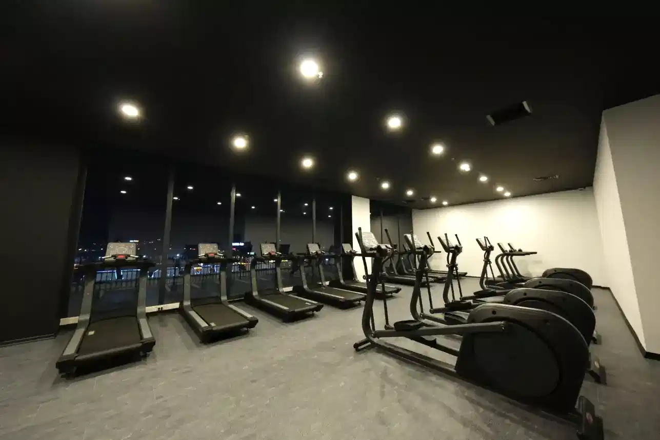 Bursa Özlüce spor salonu – kardiyo alanında koşu bandı ve bisikletlerle antrenman