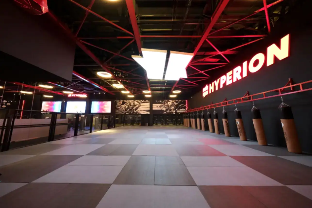 Bursa Özlüce spor salonu – grup dersleri ve ısınma egzersizleri için geniş alan